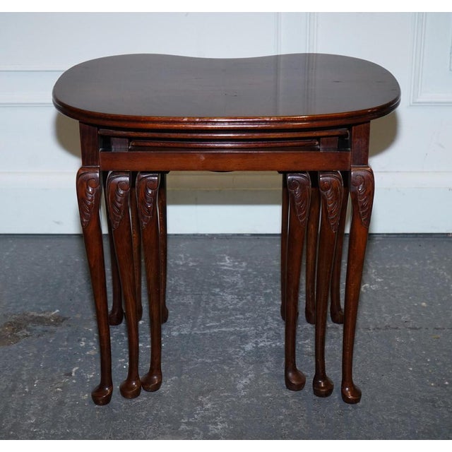 Vintage Kidney Shape Flamed Mahogany Nest of Three Tables with Queen Anne Legs, Set of 3 For Sale - Image 5 of 15