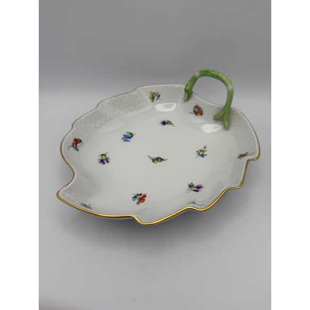 1970s Vintage Hand-Painted Mille Fleurs Porcelain Leaf Bowl with Branch Handle from Herend, 1970s For Sale - Image 5 of 14