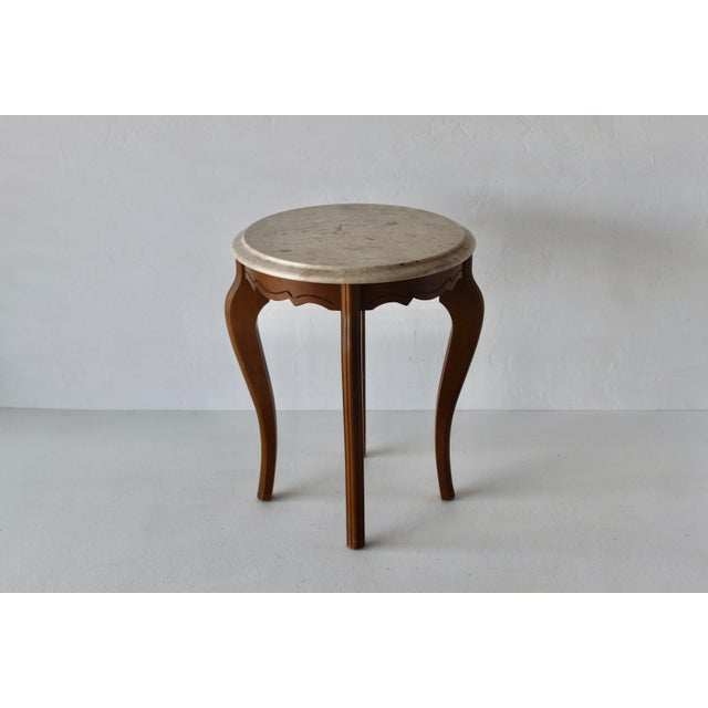 1960s Queen Anne-Style Italian Marble Top Side Table Carved Wood Legs Detail Vintage Mid-Century For Sale - Image 5 of 14