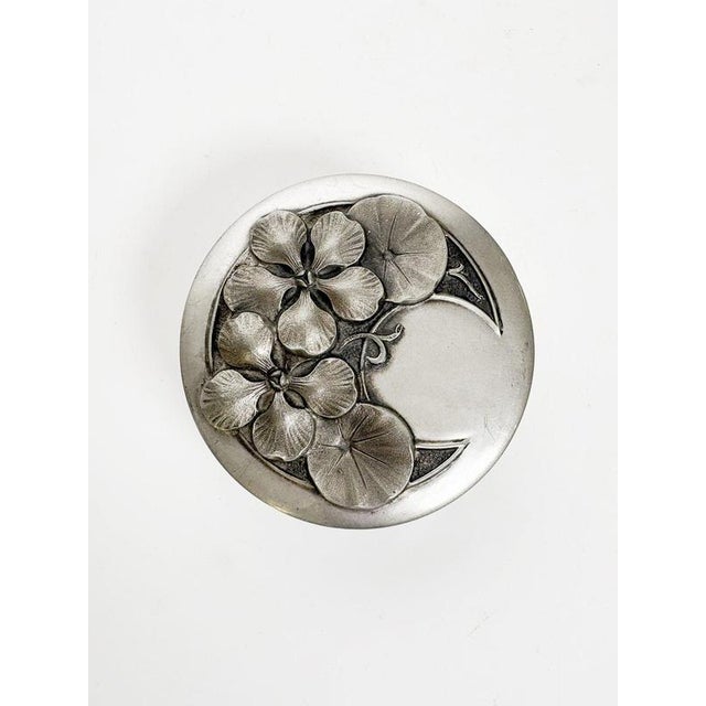 French decorative aluminium box dating from the 1970s. This small round box features a removable lid adorned with an...