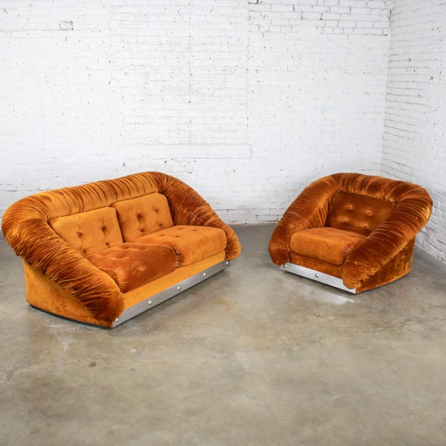 Late 20th Century Modern to Postmodern Low-Slung Loveseat & Chair Set Burnt Orange Velvet & Aluminum Detail For Sale - Image 4 of 18