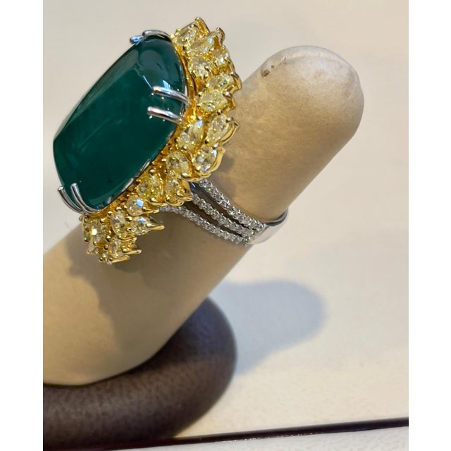 Modern 27.89 Ct Natural Colombian Emerald Cabochon & 5.73 Ct Yellow Diamond Ring 18 Kt For Sale - Image 3 of 8