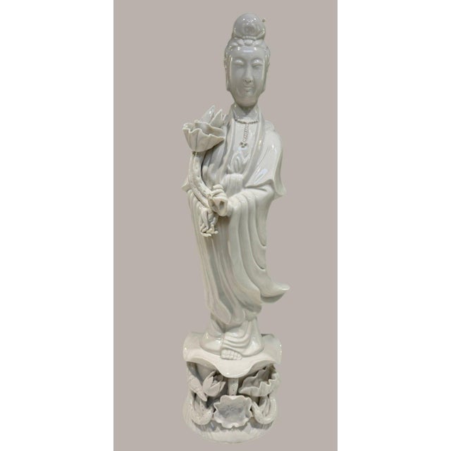 Vintage Wai Ming Hong Kong Blanc De Chine Porcelain Guanyin Lotus Statue 14" For Sale - Image 12 of 15