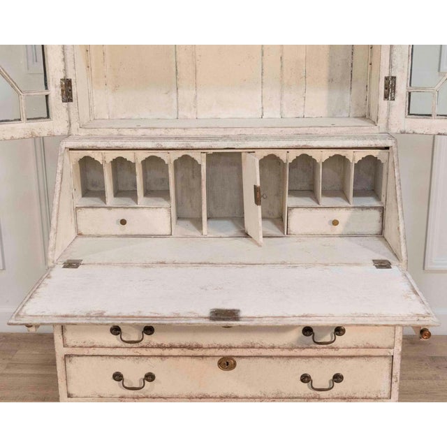 European two-part vitrine cabinet with fine carvings, circa 1790 For Sale In Atlanta - Image 6 of 17