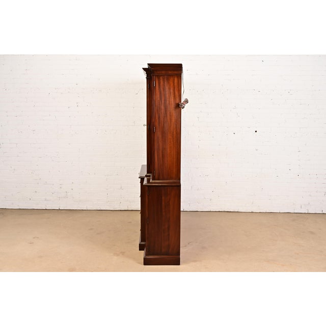Henkel Harris Georgian Carved Mahogany Lighted Breakfront Bookcase Cabinet For Sale - Image 12 of 15