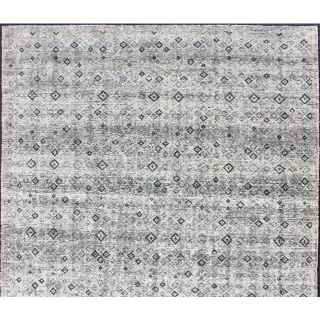 Modern Modern Rug With Subtle Diamond Pattern in Soft Gray With Ivory 8'5 X 9'10 For Sale - Image 3 of 14