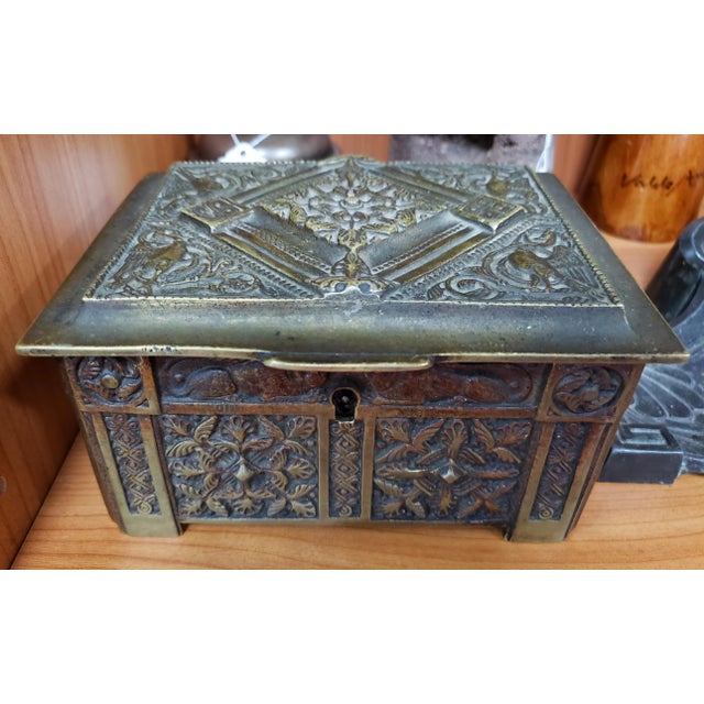 1900 - 1909 1900 Belgian Art Nouveau Bronze Wood-Lined Snuff Box For Sale - Image 5 of 5