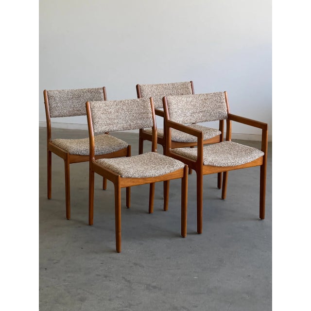 Arm Chairs: W20.5 D20 H31 AH26 SW18 SD17 SH18 Armless: W18.5 D18 H32 SW17 SD17 SH18 Freshly reupholstered and ready for...