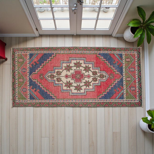 This charming 1970s hand-knotted rug was woven in the Taşpınar region of Central Anatolia — a village known for its vivid...