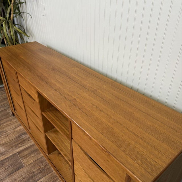 Mid Century Modern Danish Teak Hundevad Credenza or Dresser For Sale In Salt Lake City - Image 6 of 17