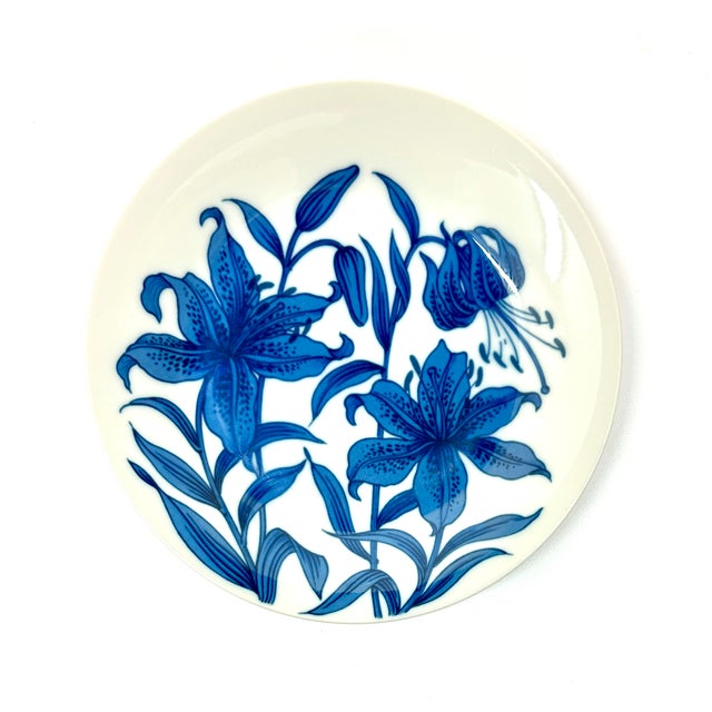 Graphic Floral Blue & White Wall Plate Curation - Group of 9 For Sale - Image 11 of 12