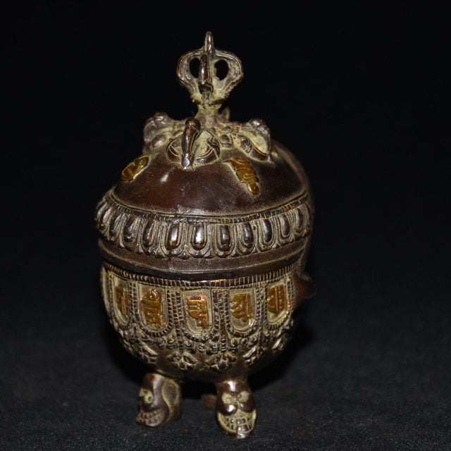 Vintage Tibetan Buddhist Copper Skull Censer – Vajra Finial, Tripod Base For Sale - Image 4 of 5
