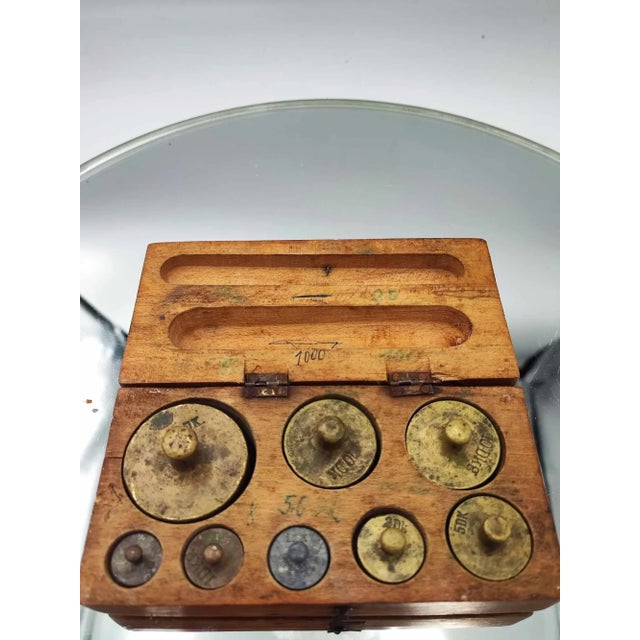 Pre-war brass weights in a scale box, dimensions: height 4 cm, width 14 cm, depth 7 cm.