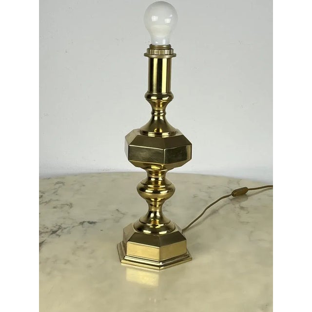 Table lamp in brass, made in Italy, 80s Found in a noble apartment, it is intact and functioning. E27 lamp. Measures 40 cm...