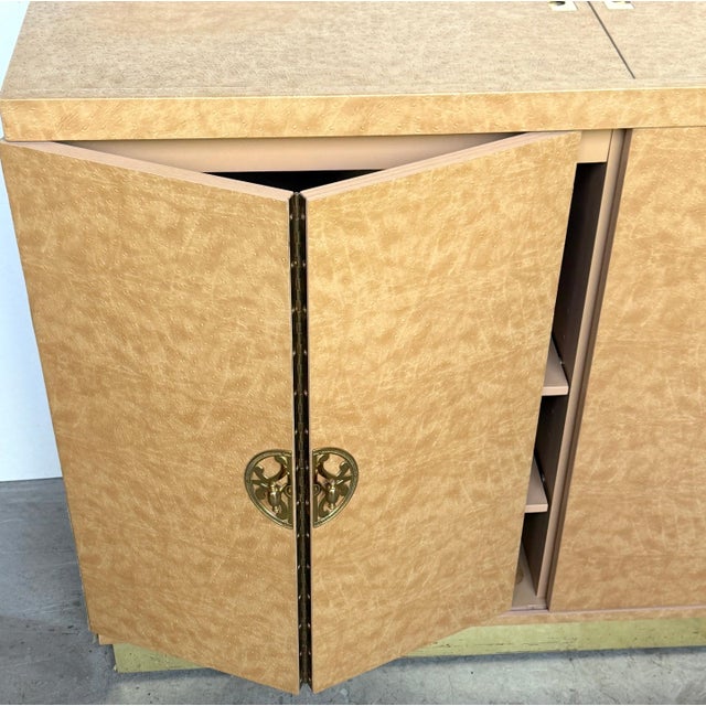 1970s Embossed Leather Ostrich Expandable Dry Bar Cabinet, Style of Springer For Sale - Image 14 of 17