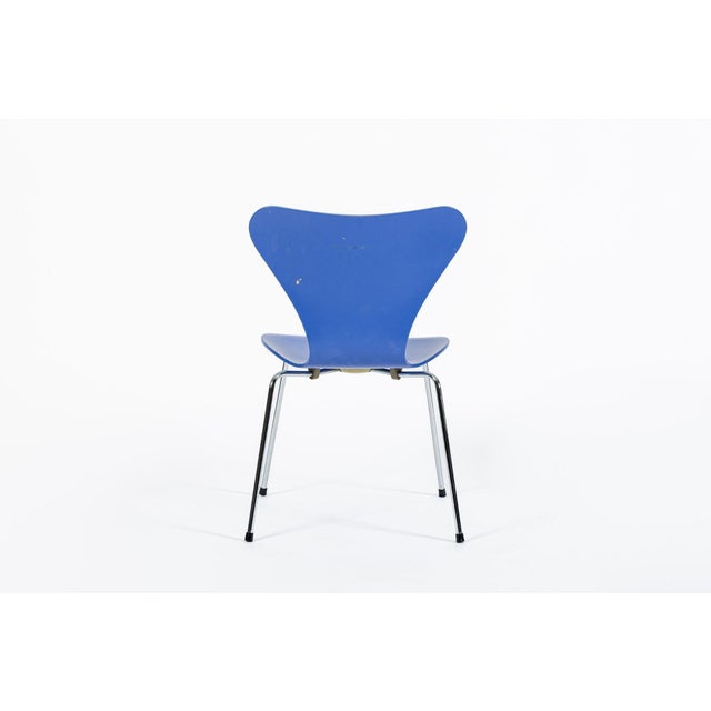 1990s Blue Danish Modern Dining Chair Series 7 by Arne Jacobsen for Fritz Hansen For Sale - Image 5 of 15