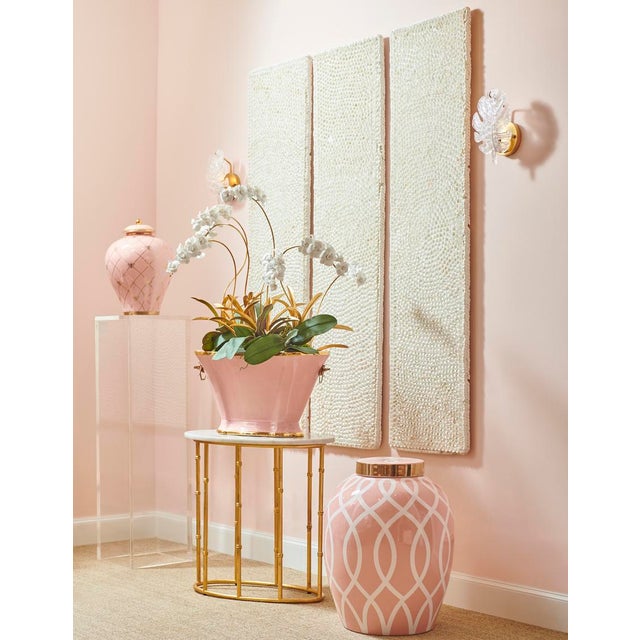 Clear acrylic pedestal.