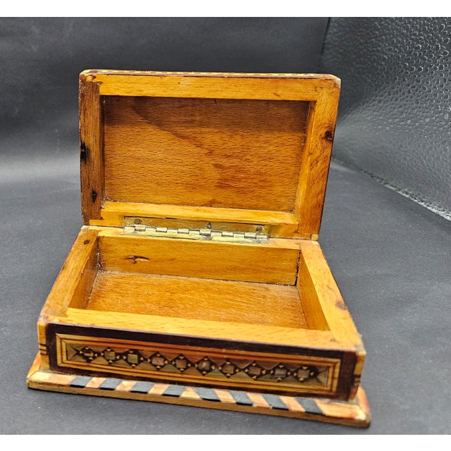 Vintage 1980s Moroccan Marquetry Mother of Pearl Trinket Jewelry Table Box For Sale In Monterey, CA - Image 6 of 9