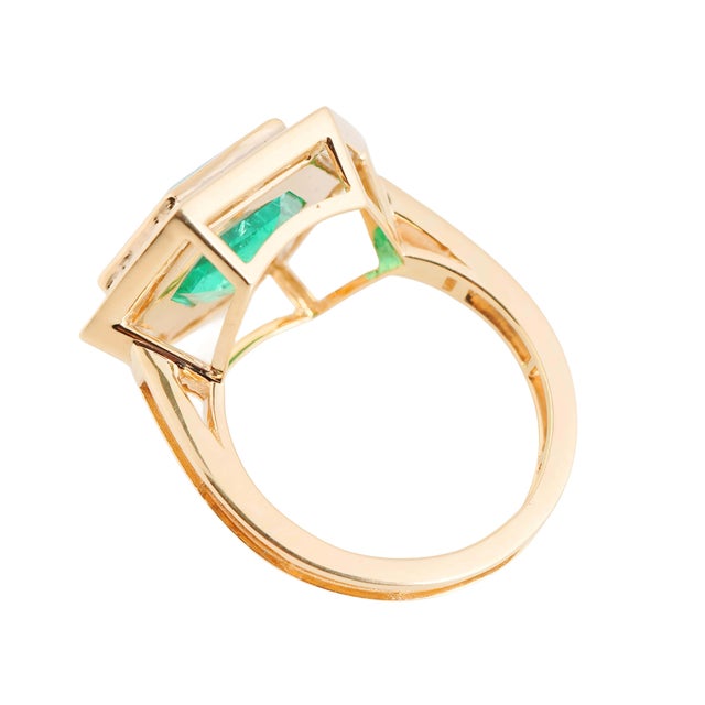 Contemporary Art deco style Natural high quality zambian Emerald & diamond ring 18k gold For Sale - Image 3 of 18