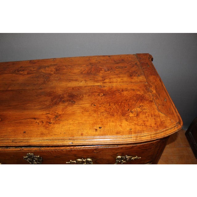 Convenient with curved façade Louis XIV in solid ash, it opens by three drawers, signs with panels, bronze with lion,...