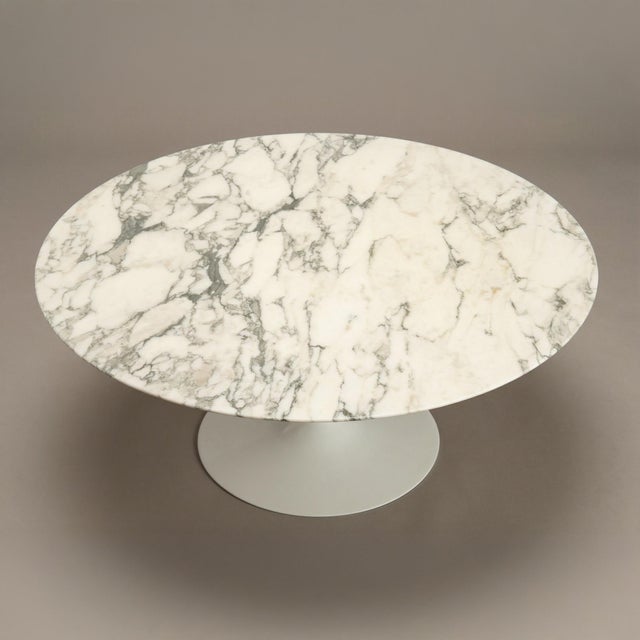 Mid-Century Modern Knoll Saarinen Round Tulip Pedestal Coffee Table in Arabescato Marble For Sale - Image 3 of 7