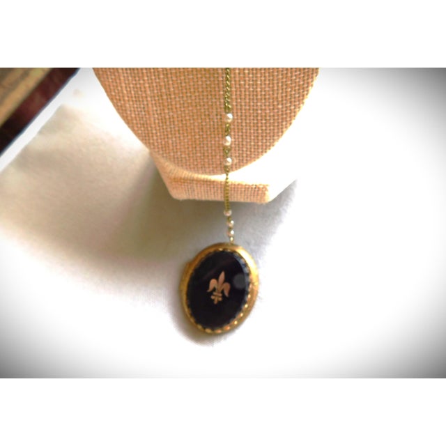 Gold Vintage Large Etched Locket, Black Stone, Gold Leaf Fleur De Lis For Sale - Image 8 of 12
