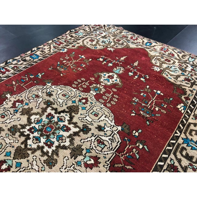 Red 1960s Vintage Red and Beige Oriental Design Turkish Oushak Rug- 4′8″ × 7′2″ For Sale - Image 8 of 11