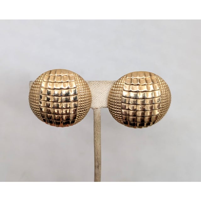 Vintage 1955 Signed Castlecliff Round Goldtone "Alligator" Texture Clip Earrings-2 Pieces For Sale In Philadelphia - Image 6 of 8