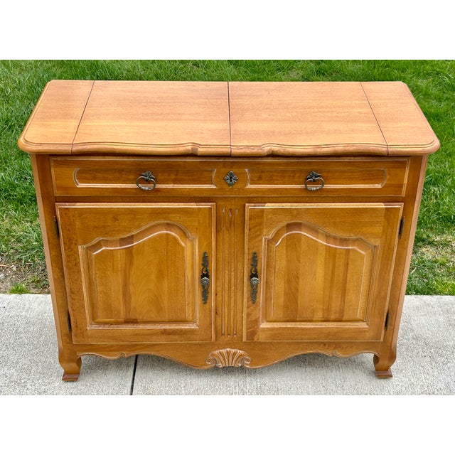 Vtg. Maple Ethan Allen Country French Style Flip Top Bar/Server Cabinet For Sale In Philadelphia - Image 6 of 17