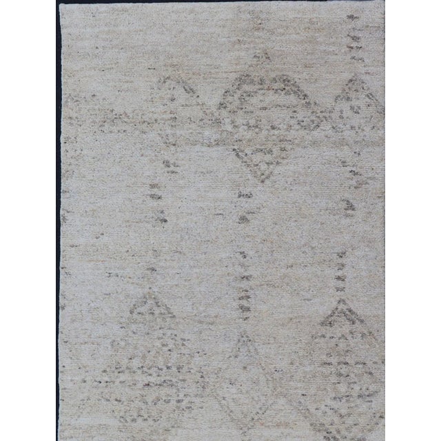 Hand Knotted Neutral Modern Gallery Runner With Tribal Diamond Design in Light Gray For Sale - Image 4 of 13