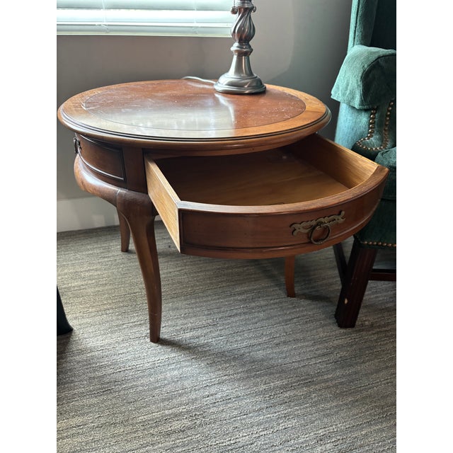 Traditional 1980s Hekman Round Accent Table For Sale - Image 3 of 12