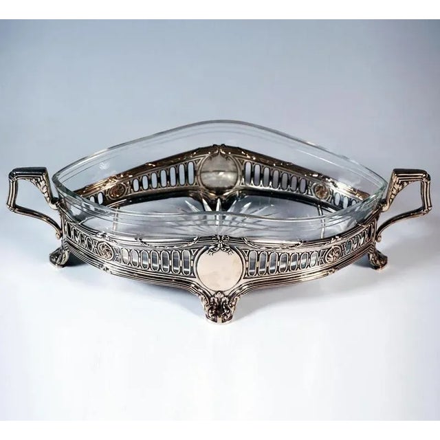 Elegant silver jardinière with a boat-shaped base standing on four downward-projecting feet with leaf decoration, wall...