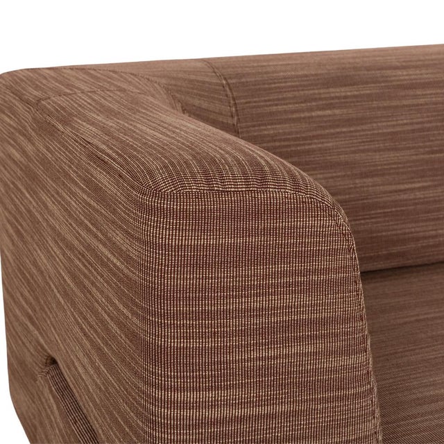 The three-seater Easy 480 from Walter Knoll is made of brown fabric and stands on narrow feet. It is characterized by the...