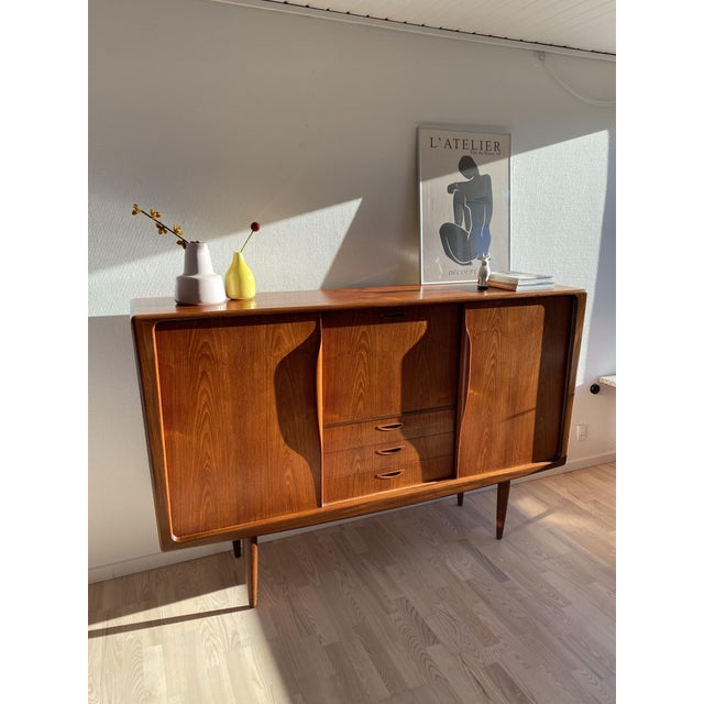 A particularly rare Bramin highboard from the 1960s with a trapezoidal body. The frame, edges, and legs are made of...