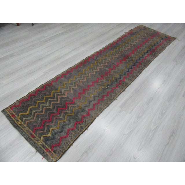 1960s Vintage Turkish Embroidered Cotton Kilim Rug - 2′11″ × 11′2″ For Sale - Image 4 of 6