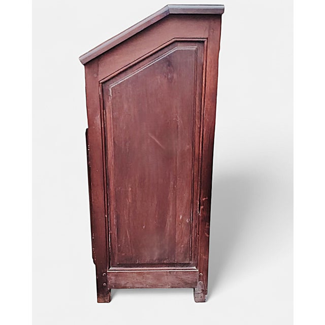 Made of oak and walnut, a pretty little writing desk, practical in size to enhance an office, an entrance, a small...