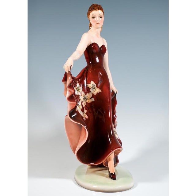 Excellent goldscheider ceramic figurine of the late 1930s: young, pretty lady with her hair combed back, wearing an off-...