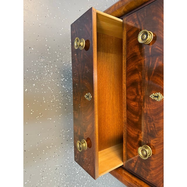 Wood 1980s Henredon Historic Nachez Collection Crotch Mahogany Bachelors Chest For Sale - Image 7 of 11