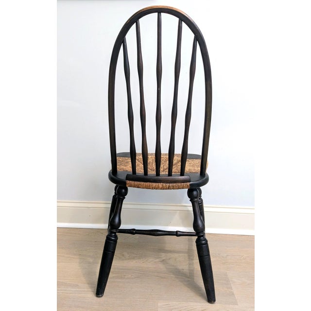 This chair, estimated to be from the late 19th century or early 20th century is an English-inspired Windsor chair in the...