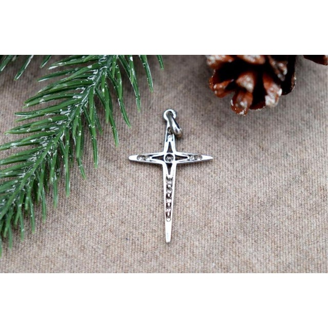 Pendant in 19.2k White Gold with Diamonds For Sale - Image 4 of 6