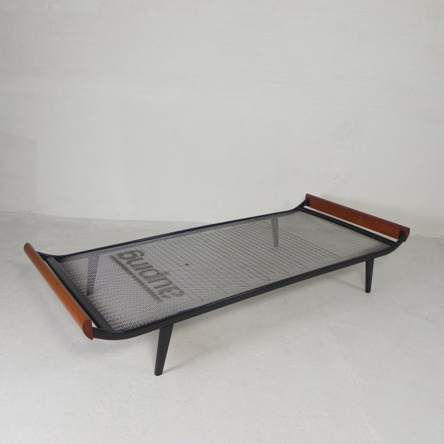 The Cleopatra Daybed, designed by Dick Cordemeijer in the 1960s, is an iconic piece of Dutch design history. It features a...