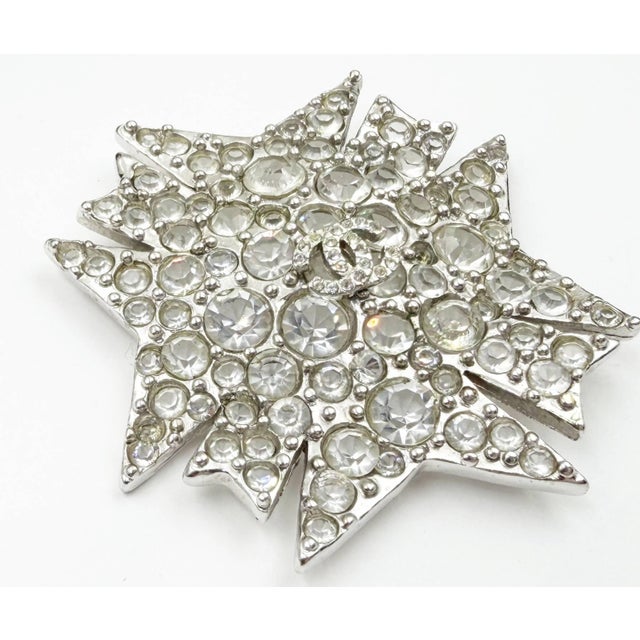 Chanel Silver CC Star Round Crystal Large Brooch * Marked 05 * Made in France -It is approximately 2.5" x 2.5". -In a very...