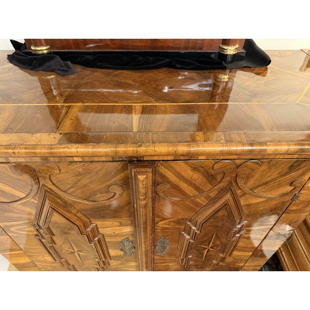 Baroque Chest of Drawers in Oak and Walnut Marquetry, Germany, 1780s For Sale - Image 5 of 8