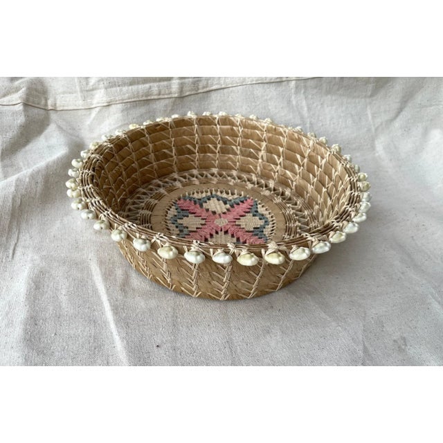 Vintage Hand Woven Seagrass/Raffia Bowl W/Sea Shell Trim & Embroidery For Sale In Palm Springs - Image 6 of 8
