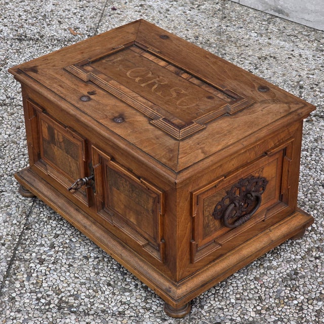 Chest of Drawers in Walnut and Briar with Key, 1703 For Sale - Image 12 of 18