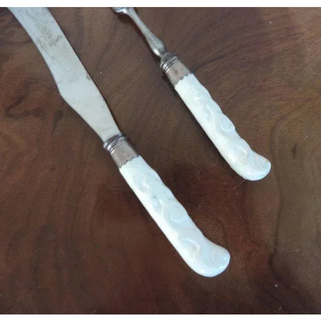 Mid 18th Century 18th Century English Georgian Bow Porcelain Knife and Fork with Blanc de Chine Handles 1755 - a Pair For Sale - Image 5 of 11