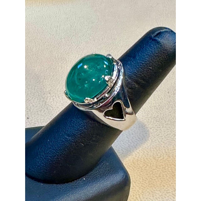 18 Carat Huge Emerald Cabochon 14 Karat White Gold Cocktail Ring Vintage Unisex For Sale In New York - Image 6 of 8