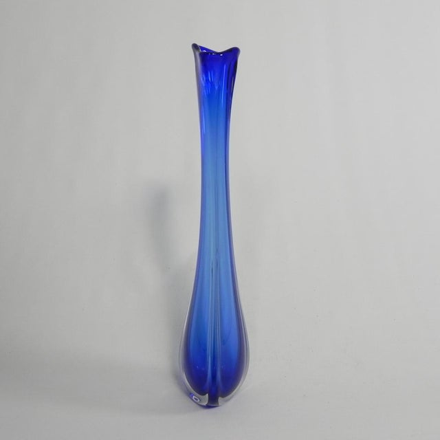 Mouth-blown Murano vase in deep cobalt blue glass. Height: 59 cm. Ø: 13 cm. Origin: Italy, 1950s. Material: glass.