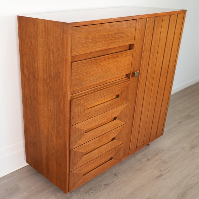 Mid-Century Modern 1960s American of Martinsville 6-Drawer Gentleman's Chest For Sale - Image 3 of 15
