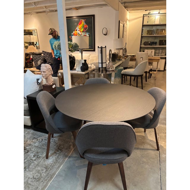 Knoll Eero Saarinen Round Pedestal Dining Table With Dark Top and White Tulip Base and 4 Chairs For Sale In Naples, FL - Image 6 of 6